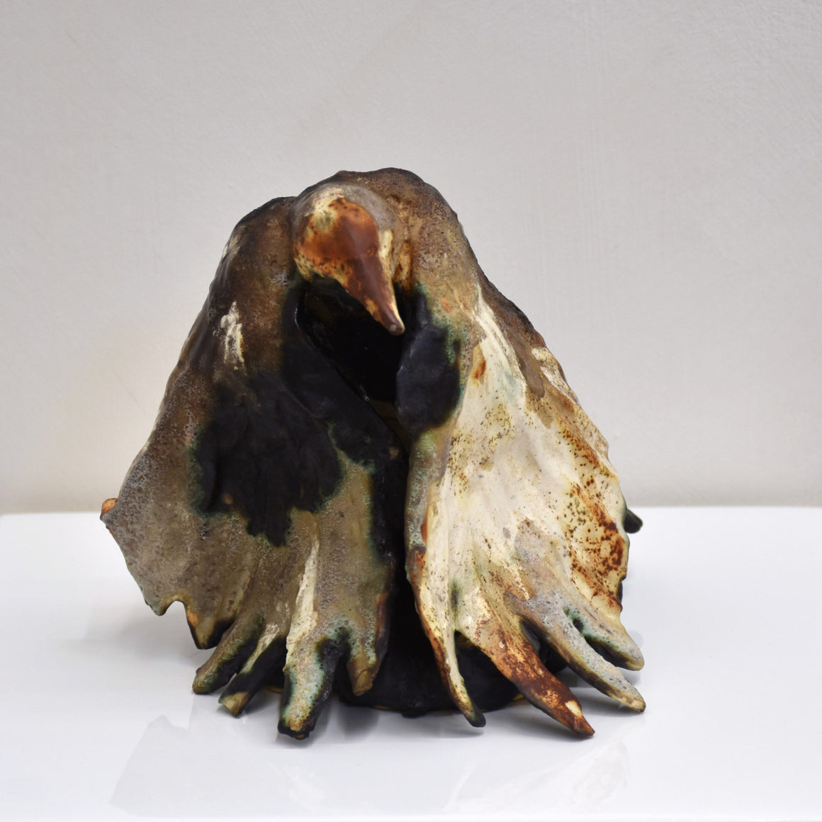Sculpture de Pierre Durette en porcelaine représentant un corbeau. Réaction du cuivre de la glaçure en plusieurs cuissons et enfumage.