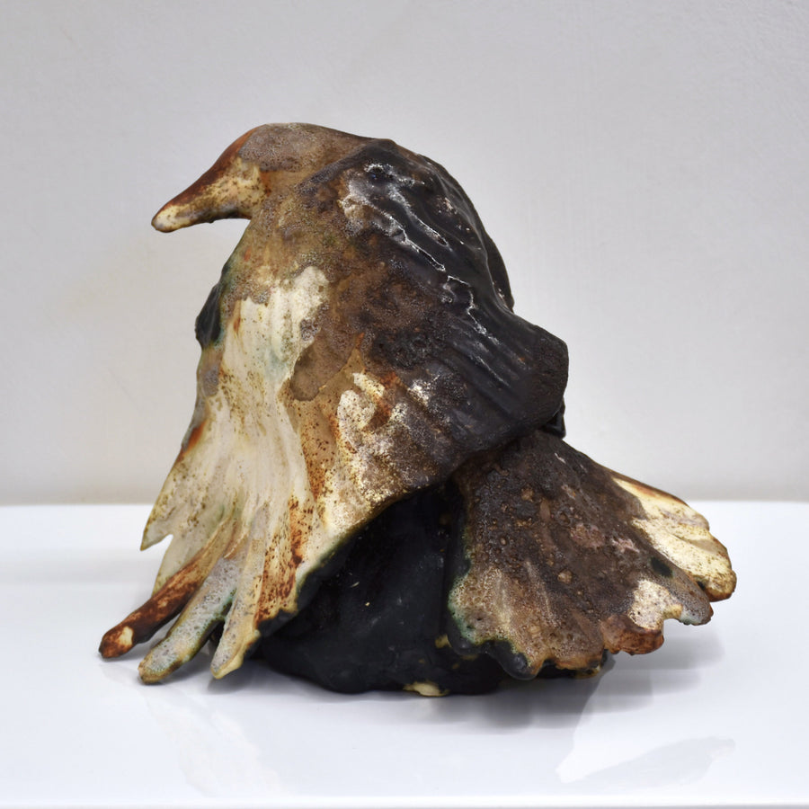 Sculpture de Pierre Durette en porcelaine représentant un corbeau. Réaction du cuivre de la glaçure en plusieurs cuissons et enfumage.