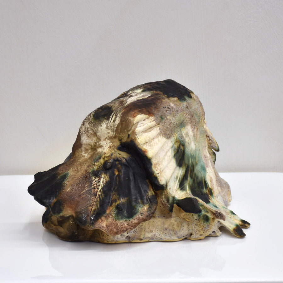 Sculpture de Pierre Durette en porcelaine représentant un corbeau effondré. Réaction du cuivre de la glaçure en plusieurs cuissons.
