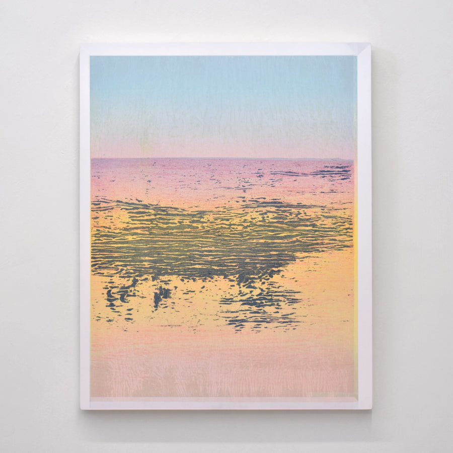 Marée basse oblige, de Jason Cantoro. Acrylique sur merisier russe, 24” x 30”, 2025. Paysage de bord de mer rose et jaune. 