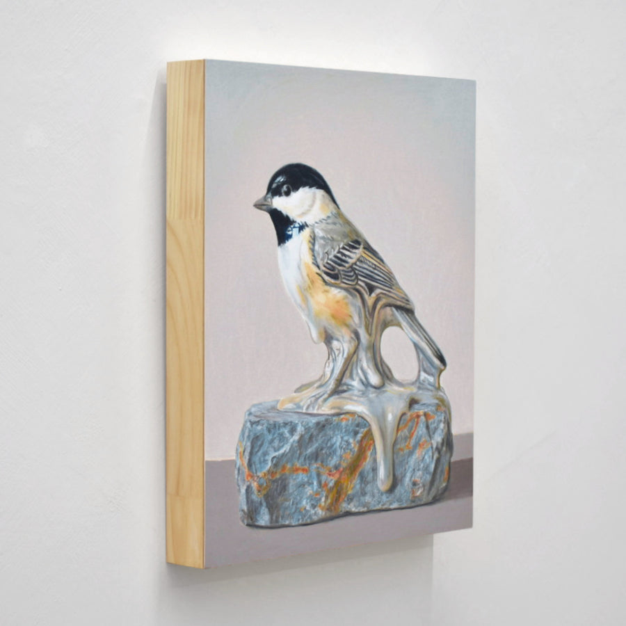 Dessin réalisé aux crayons de couleur par Pierre Durette et présenté dans le cadre de son exposition « Marécage ». Une mésange en porcelaine sur une pierre.