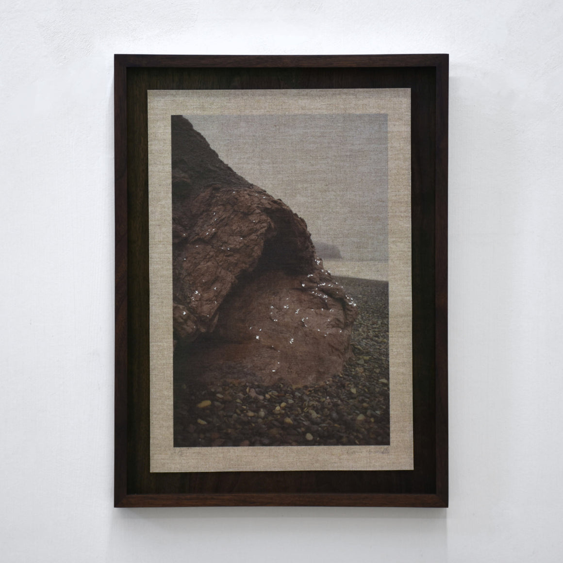 Mer et bruine, par Alphiya Joncas et Karine Locatelli. Impression unique d’une photographie sur lin, falaise des Îles de la Madeleine, bord de mer.