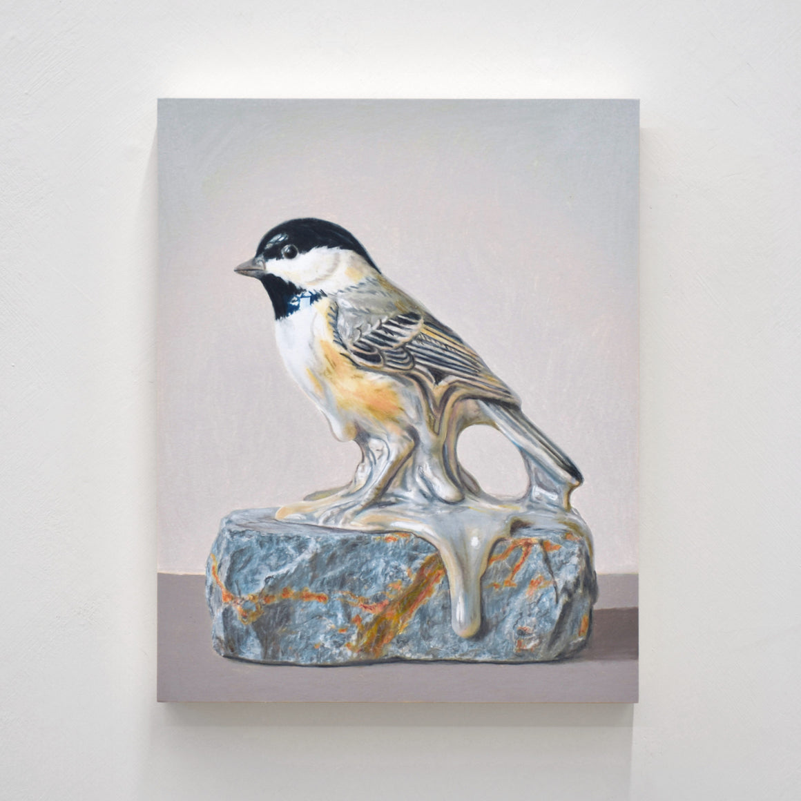 Dessin réalisé aux crayons de couleur par Pierre Durette et présenté dans le cadre de son exposition « Marécage ». Une mésange en porcelaine sur une pierre.
