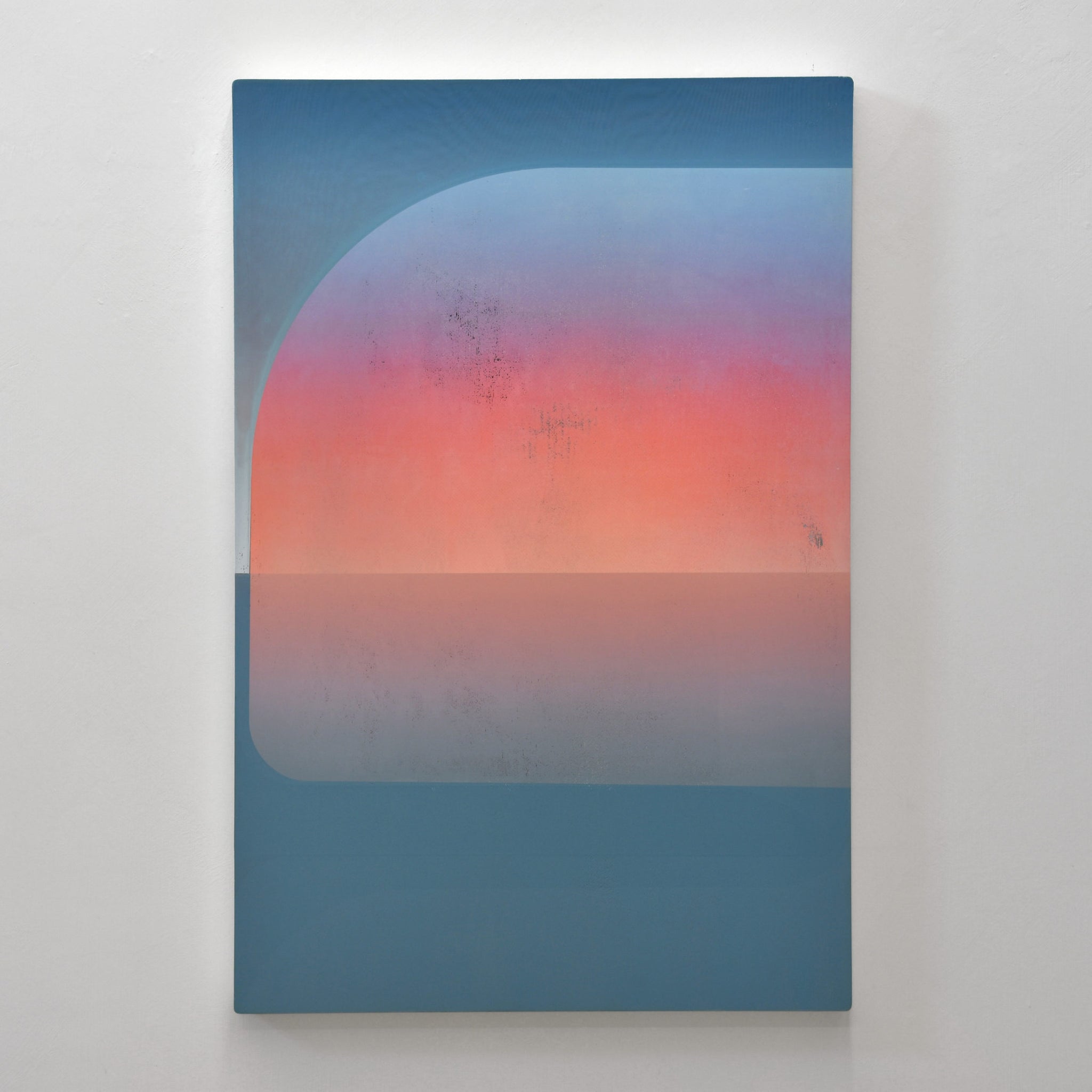 Microclimat, par Jason Cantoro. Acrylique sur panneau de merisier russe vertical, 24” x 36”, 2023. Coucher de soleil rose éclatant sur ciel et mer bleu cyan.
