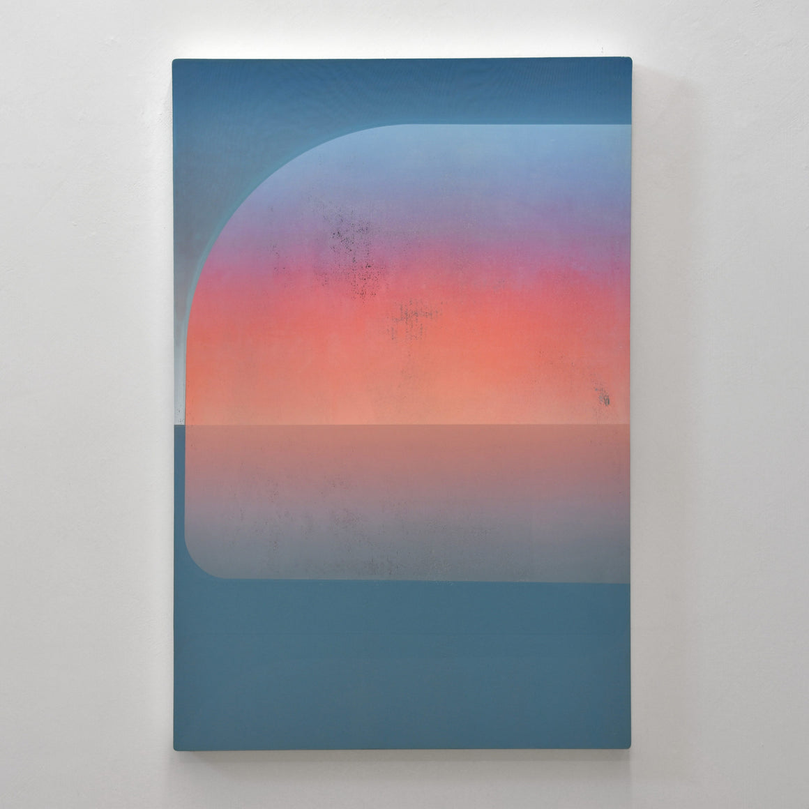 Microclimat, par Jason Cantoro. Acrylique sur panneau de merisier russe vertical, 24” x 36”, 2023. Coucher de soleil rose éclatant sur ciel et mer bleu cyan.