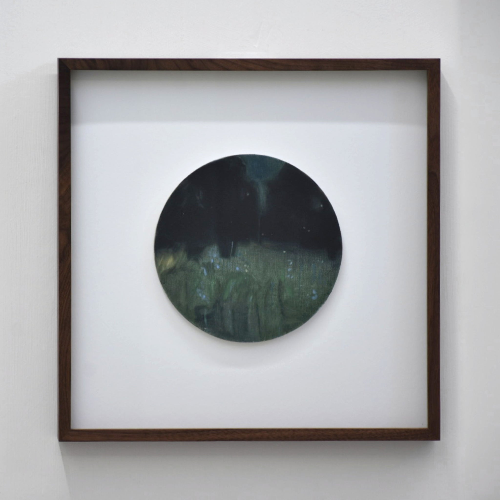 Étude de lucioles par Vanessa Locatelli, petite oeuvre circulaire réalisée à l’huile, encadrement en noyer