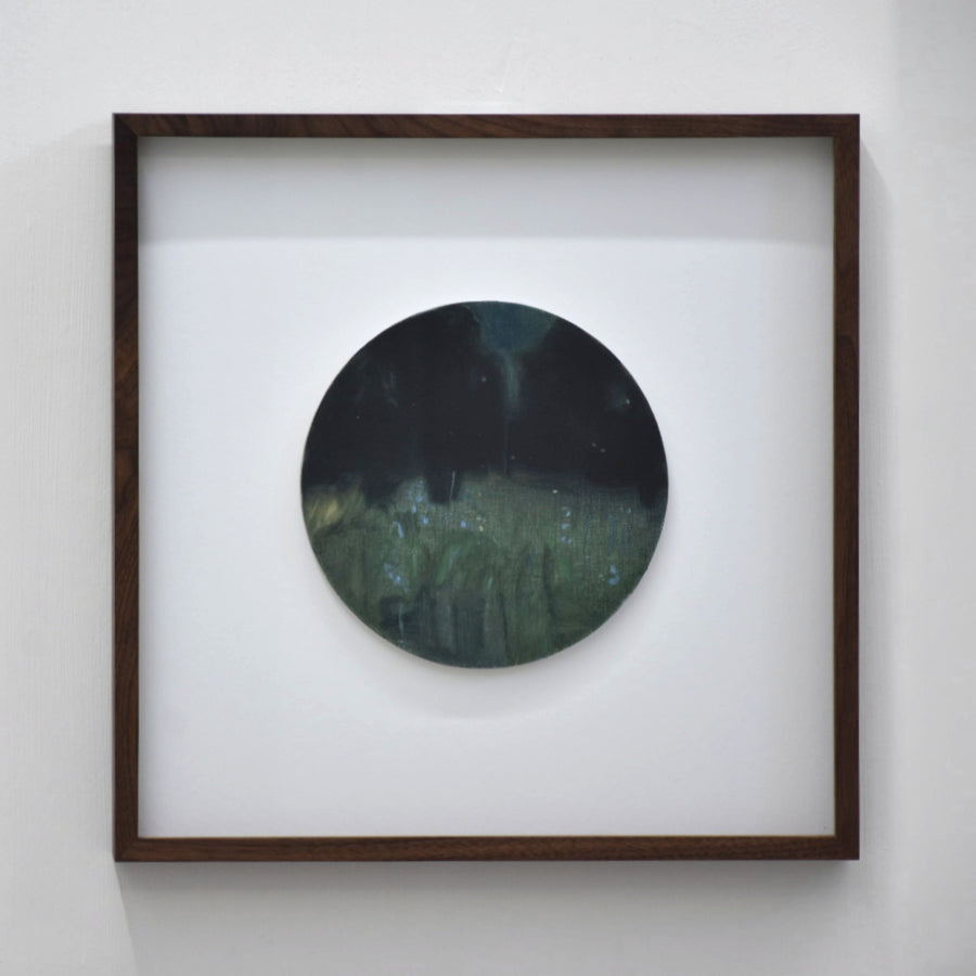 Étude de lucioles par Vanessa Locatelli, petite oeuvre circulaire réalisée à l’huile, encadrement en noyer