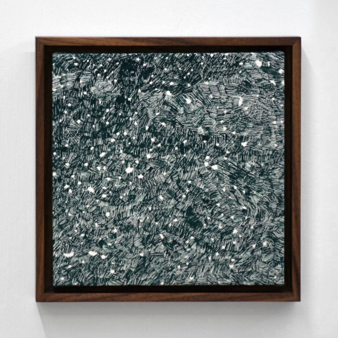 Mousse et forêt de Karine Locatelli, motif abstrait de couleur vert forêt, encadrement en noyer naturel