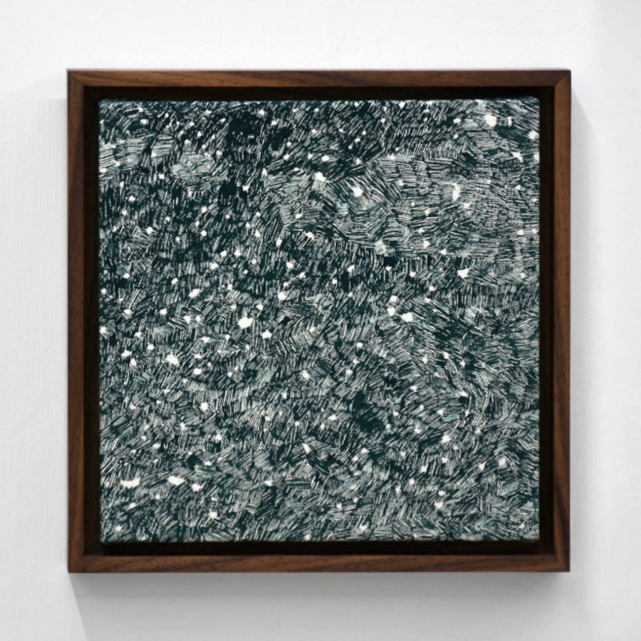 Mousse et forêt de Karine Locatelli, motif abstrait de couleur vert forêt, encadrement en noyer naturel