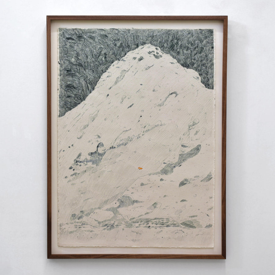 Neige/Constellation I de Karine Locatelli. Encre verte sur toile naturelle, cadre en noyer. Grande montagne de neige dans la nuit. Mitaine orange.