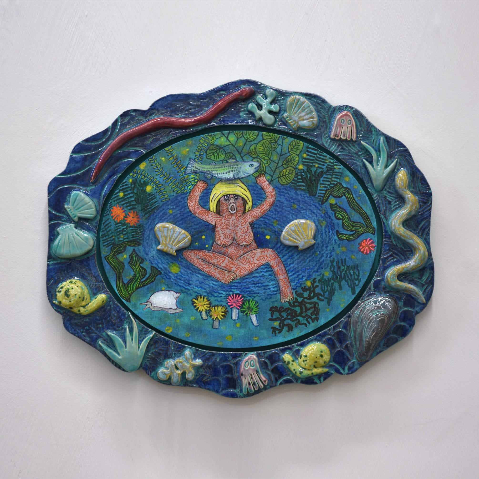 Oeuvre unique de Fanny Mesnard. Acrylique sur toile et encadrement en céramique. Un monde sous-marin imaginaire avec une sirène au centre.