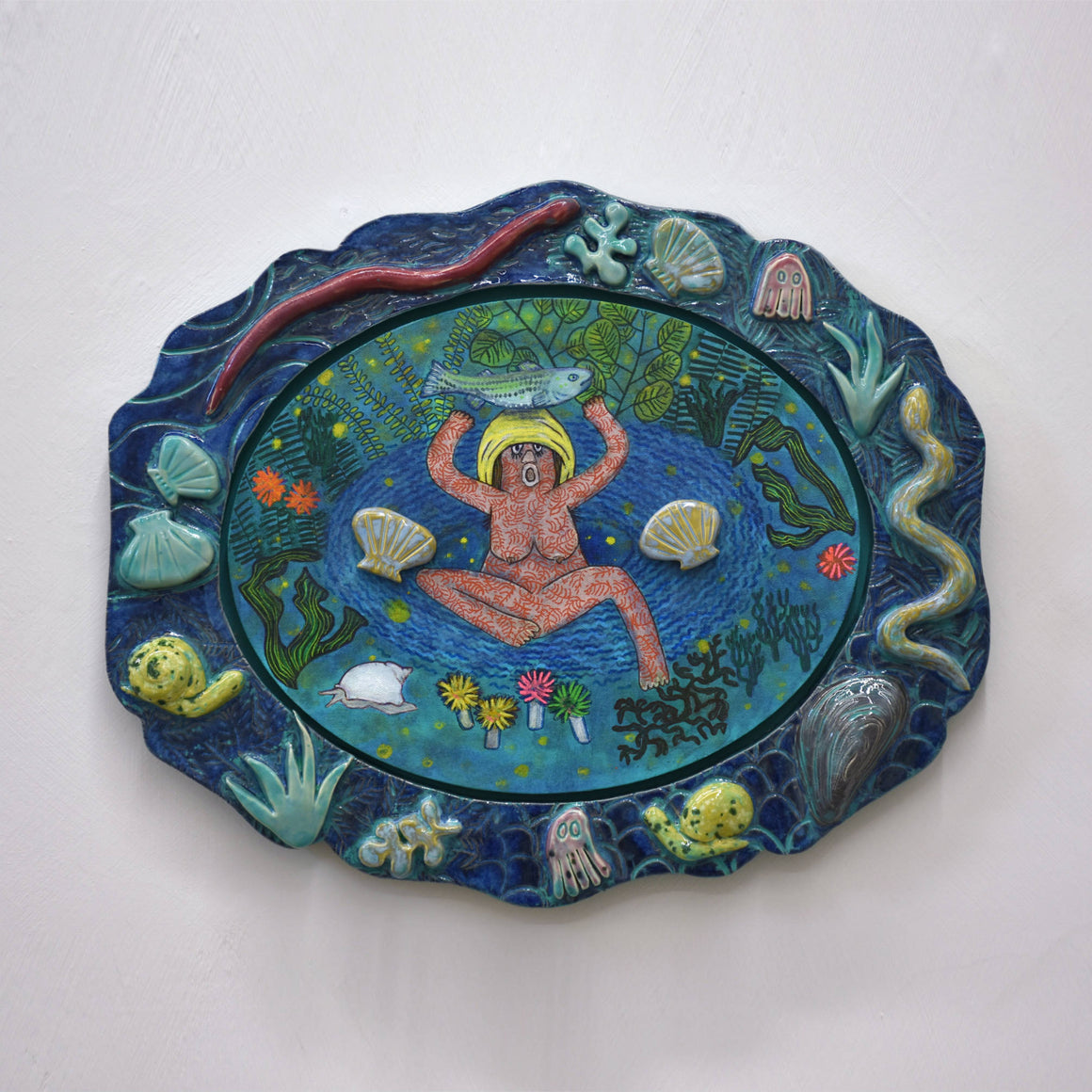 Oeuvre unique de Fanny Mesnard. Acrylique sur toile et encadrement en céramique. Un monde sous-marin imaginaire avec une sirène au centre.