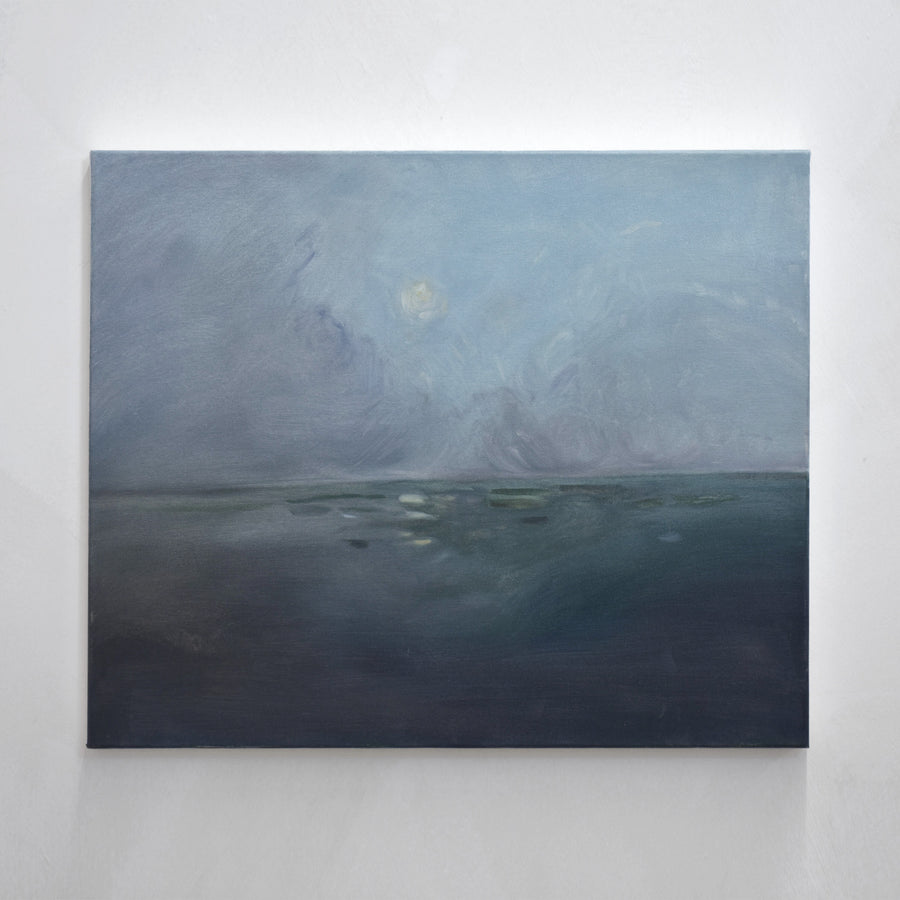Une marine de Vanessa Locatelli dans les tons de vert et de bleu-gris. La lune éclaire le fleuve.