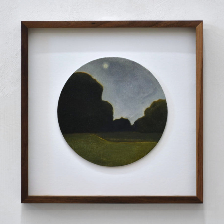 Pochade à l’huile circulaire de Vanessa Locatelli, paysage nocturne, pleine lune et arbres en clair-obscur