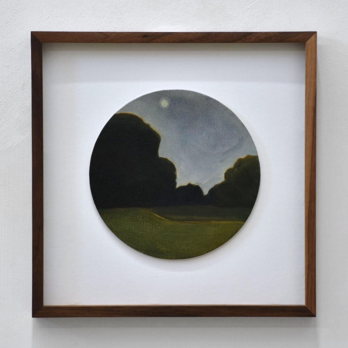 Vanessa Locatelli peint de petits formats à l’huile inspirés par la tradition du paysage pour immortaliser, avec une sensibilité romantique, les ambiances brumeuses et les lieux qu’elle habite ou qui la touchent, transformant ainsi ses souvenirs en précieux fragments de mémoire.