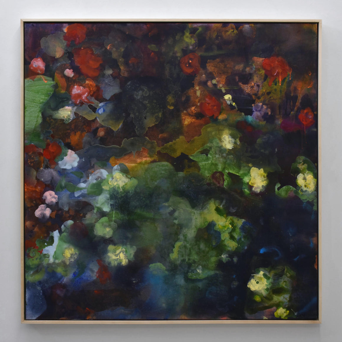 Nuitée à Oak Creek, d’Amélie Grooscors. Grand format de 48” x 48”, huile et pigment sur toile. Fleurs rouges et jaunes sur fond noir et vert.