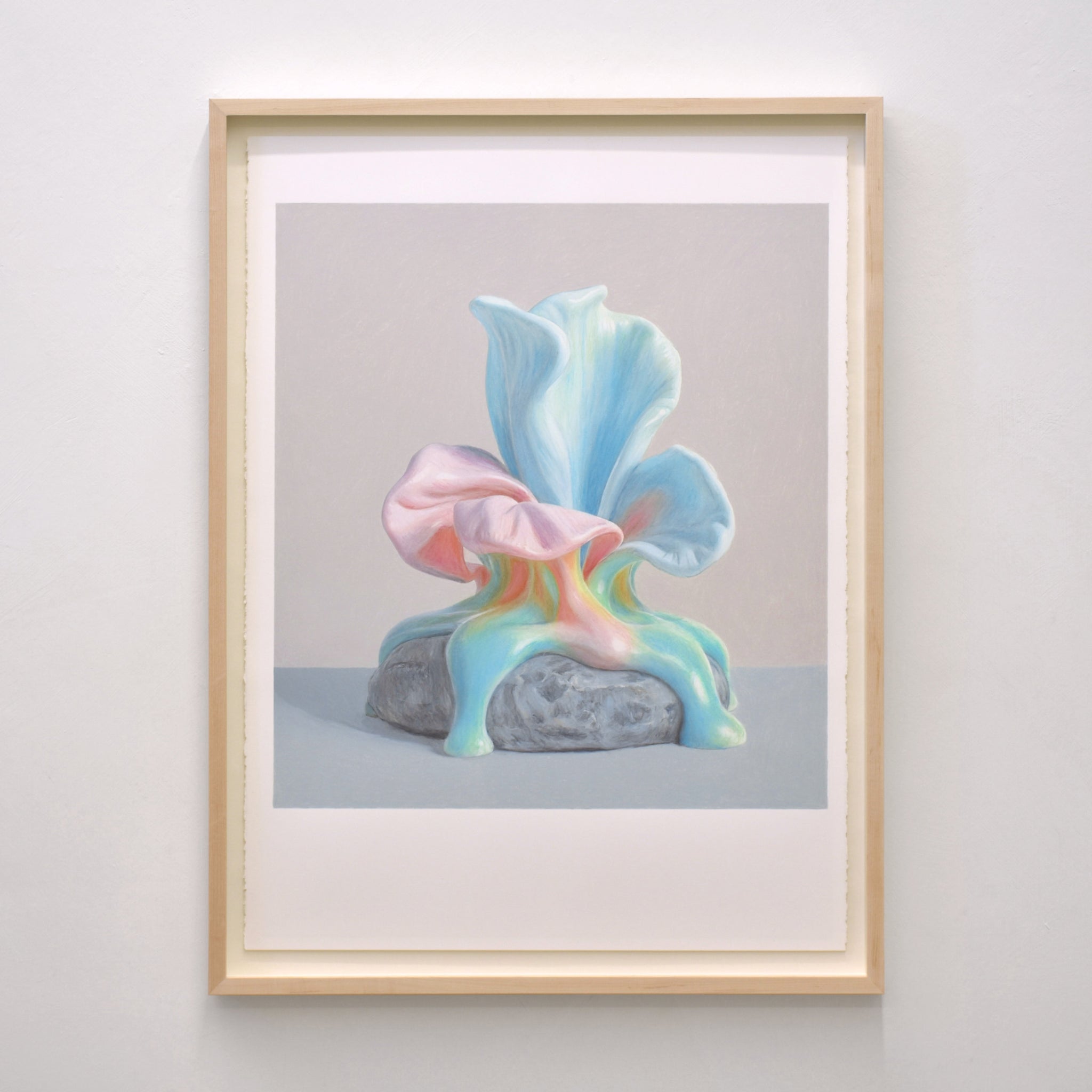 O.V.M. 18, de Pierre Durette. Dessin surréaliste réalisé aux crayons de couleur sur papier Stonehenge. Fleur en cire fondante sur socle.