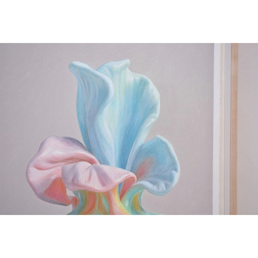 O.V.M. 18, de Pierre Durette. Dessin surréaliste réalisé aux crayons de couleur sur papier Stonehenge. Fleur en cire fondante sur socle.