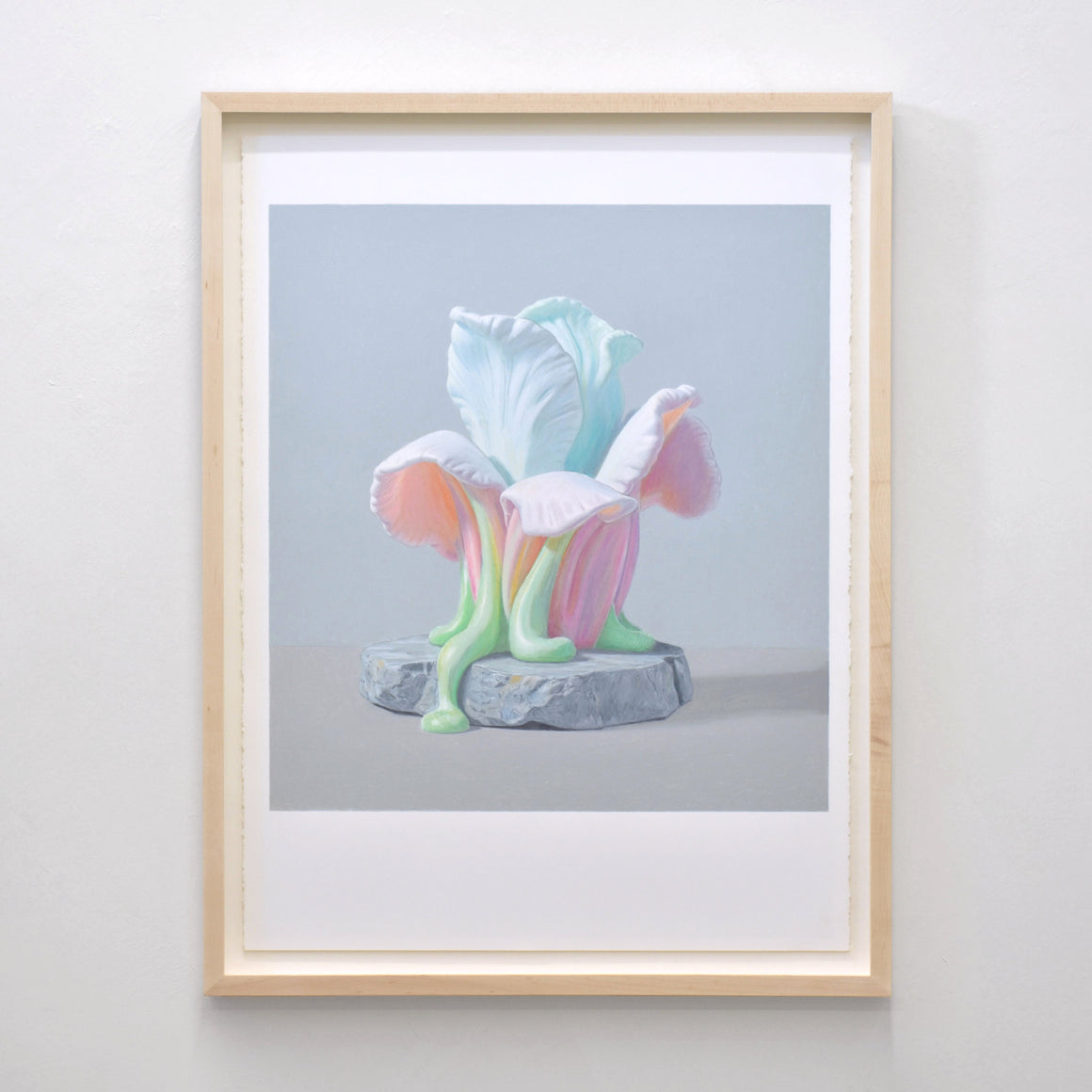 Dessin aux crayons de couleur sur papier Stonehenge réalisé par Pierre Durette. Encadrement en érable naturel. Fleur qui fond sur socle.