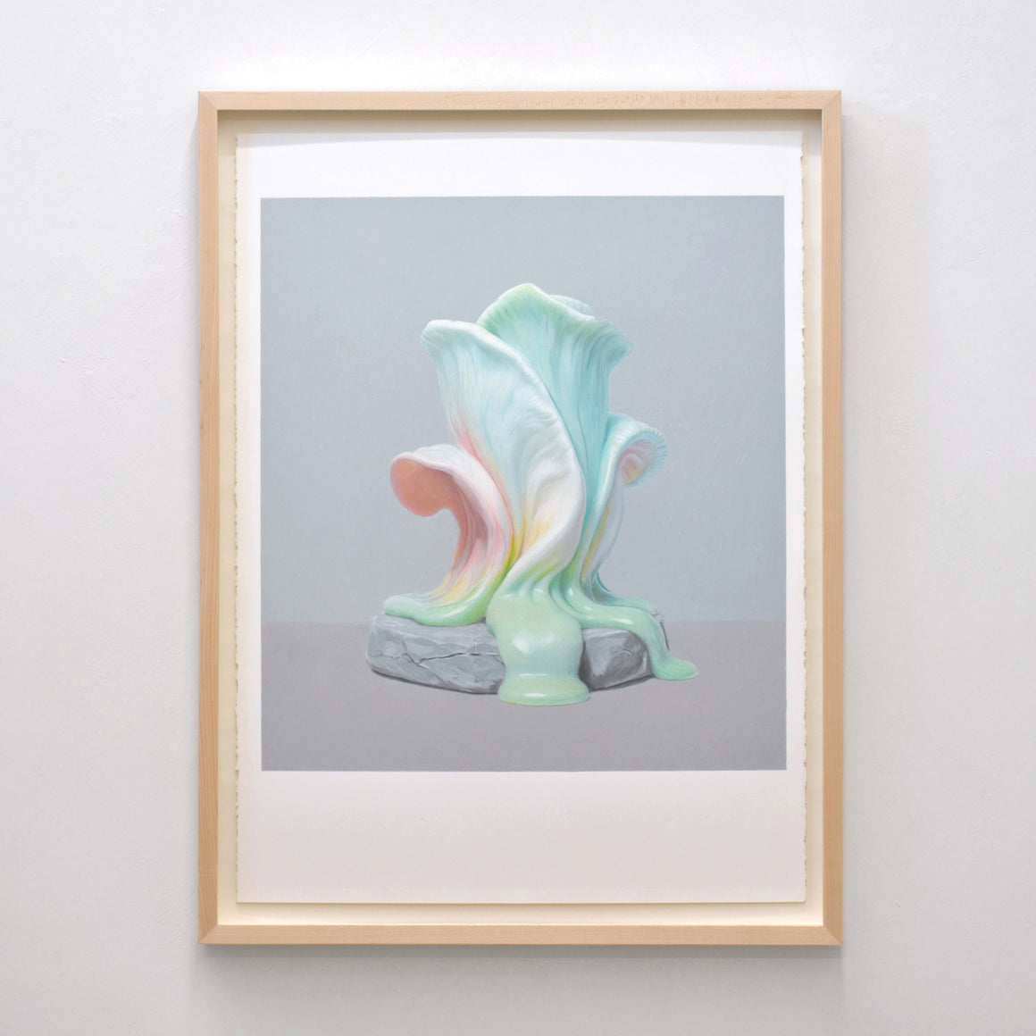 Par Pierre Durette, portrait d’une fleur qui fond comme de la cire sur un socle. Dessin aux crayons de couleur sur papier Stonehenge.