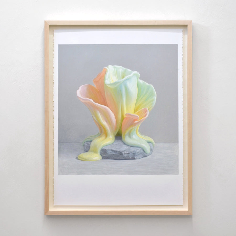 Pierre Durette signe cette fleur jaune orangé fondante, dessinée aux crayons de couleur. Cadre en érable naturel.