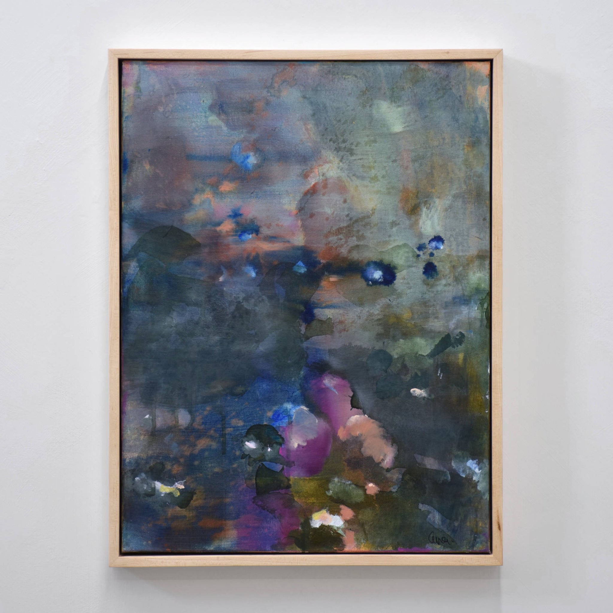 Ode aux Blue Ridge II, d’Amélie Grooscors. Huile et pigments sur toile, 18” x 24”, encadrement en érable naturel. Composition florale abstraite avec nuances de bleu.