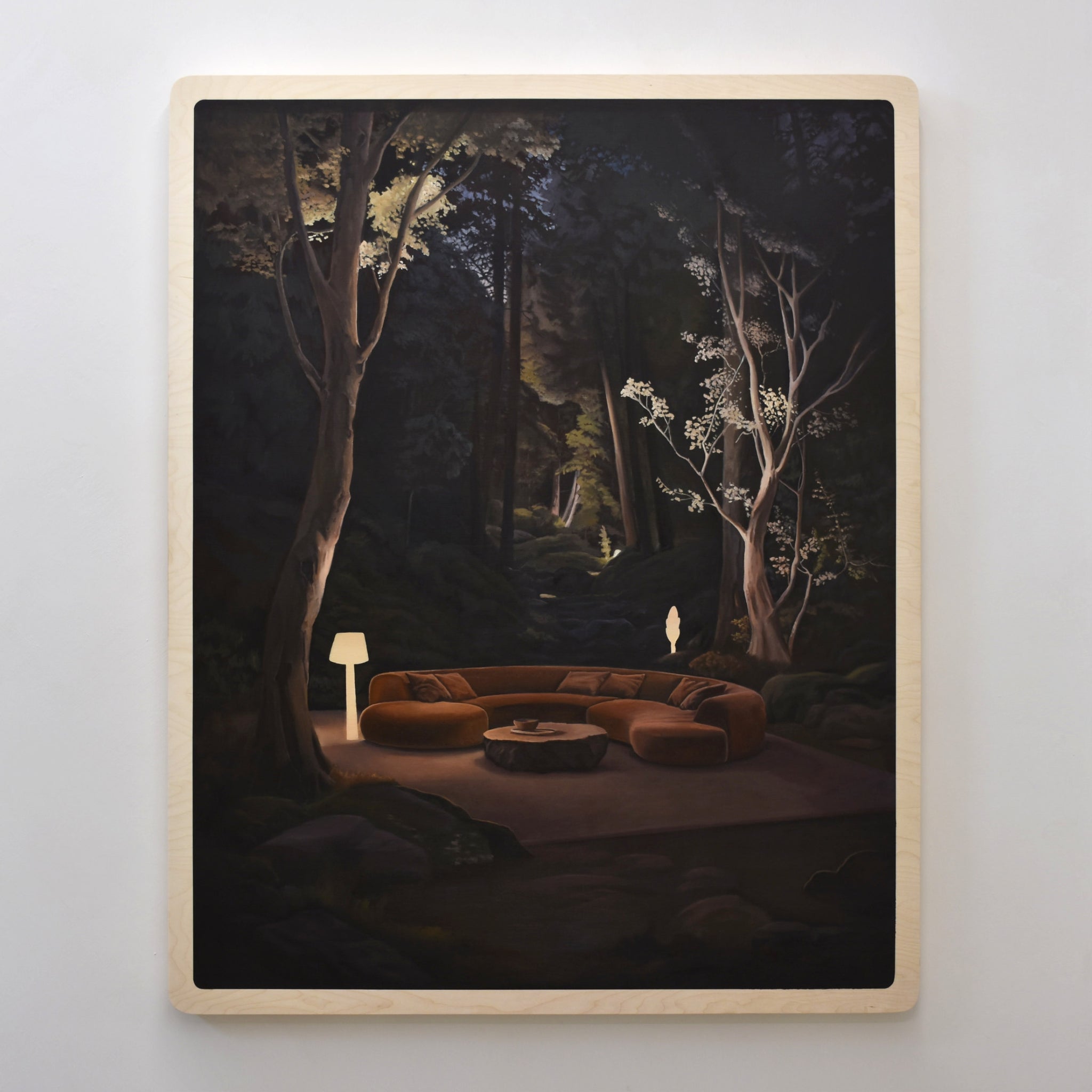 Très grand format de l’exposition « Parages et rétentions » de Charles Paradis, présenté à Kamouraska. Un salon à ciel ouvert dans une forêt de nuit.