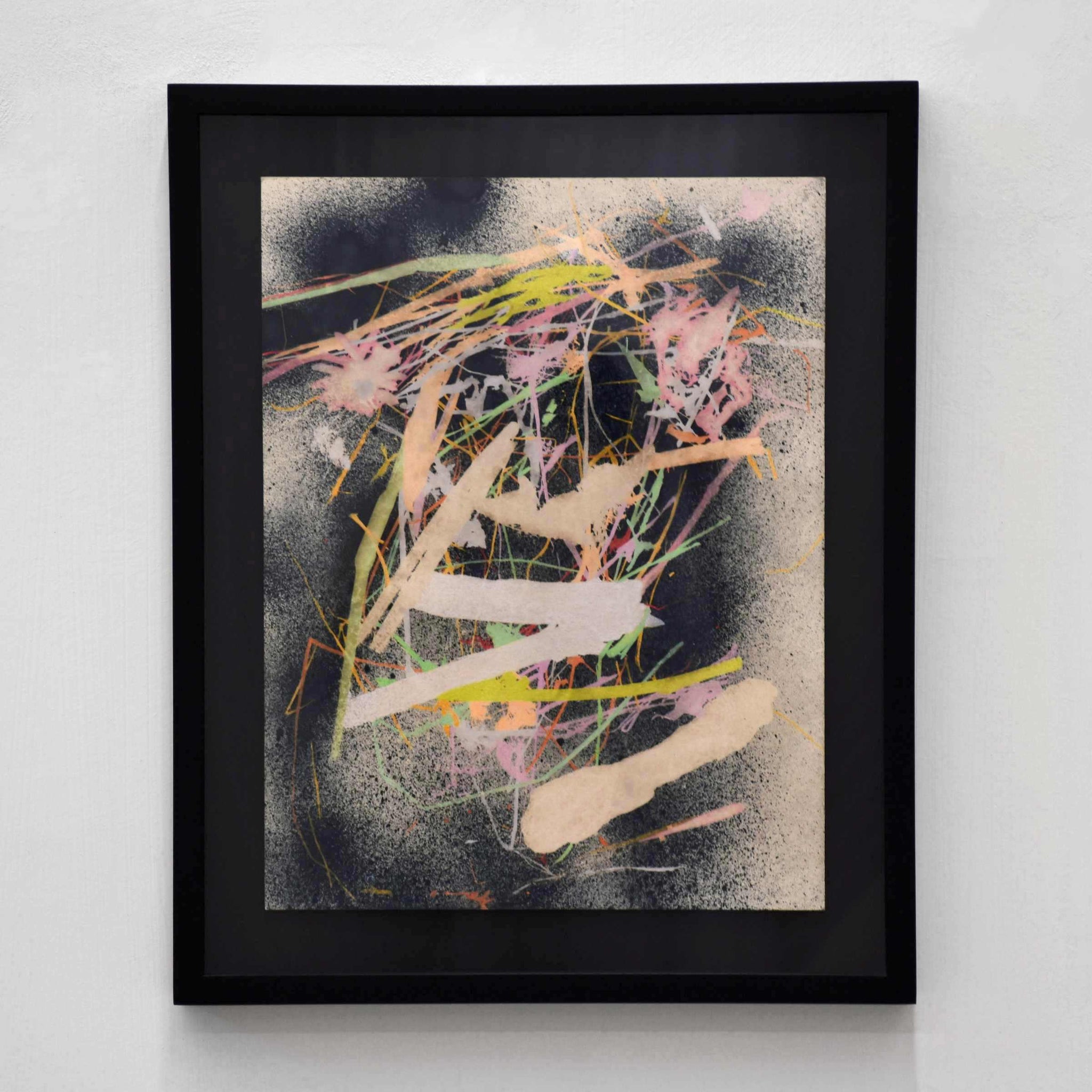 Parcourir les reliefs III, de Marie-Claude Drolet. Cyanotype et interventions aux crayons de couleur sur papier aquarelle Fabriano. Motif floral abstrait, cadre tout noir.