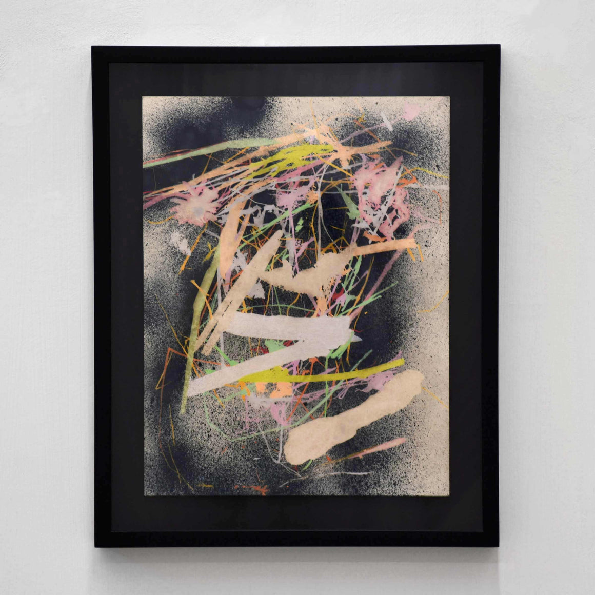 Parcourir les reliefs III, de Marie-Claude Drolet. Cyanotype et interventions aux crayons de couleur sur papier aquarelle Fabriano. Motif floral abstrait, cadre tout noir.