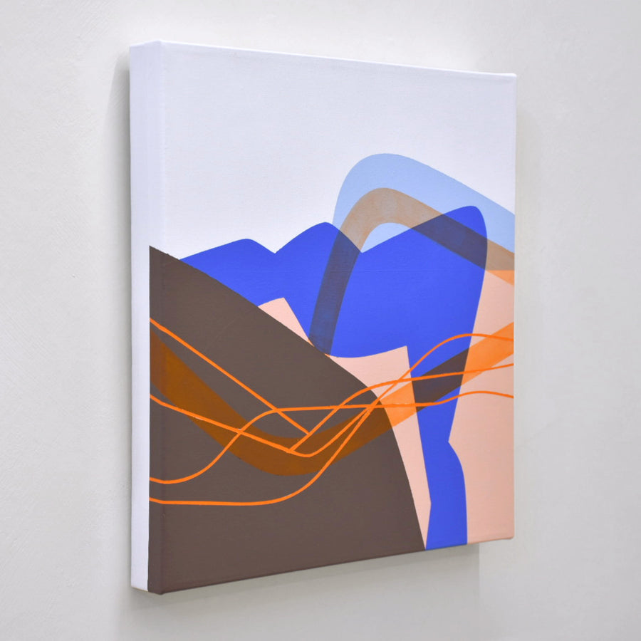 Tableau abstrait et minimaliste d’inspiration maritime par Philippe Poullaouec Gonidec. Des formes de couleur bleu et orangé dansent sur un rivage brun.