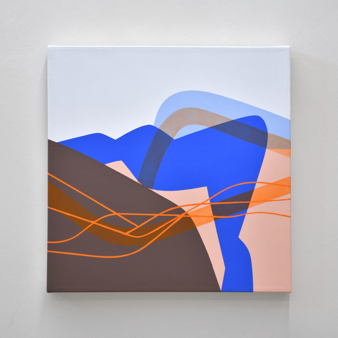 Tableau abstrait et minimaliste d’inspiration maritime par Philippe Poullaouec Gonidec. Des formes de couleur bleu et orangé dansent sur un rivage brun.