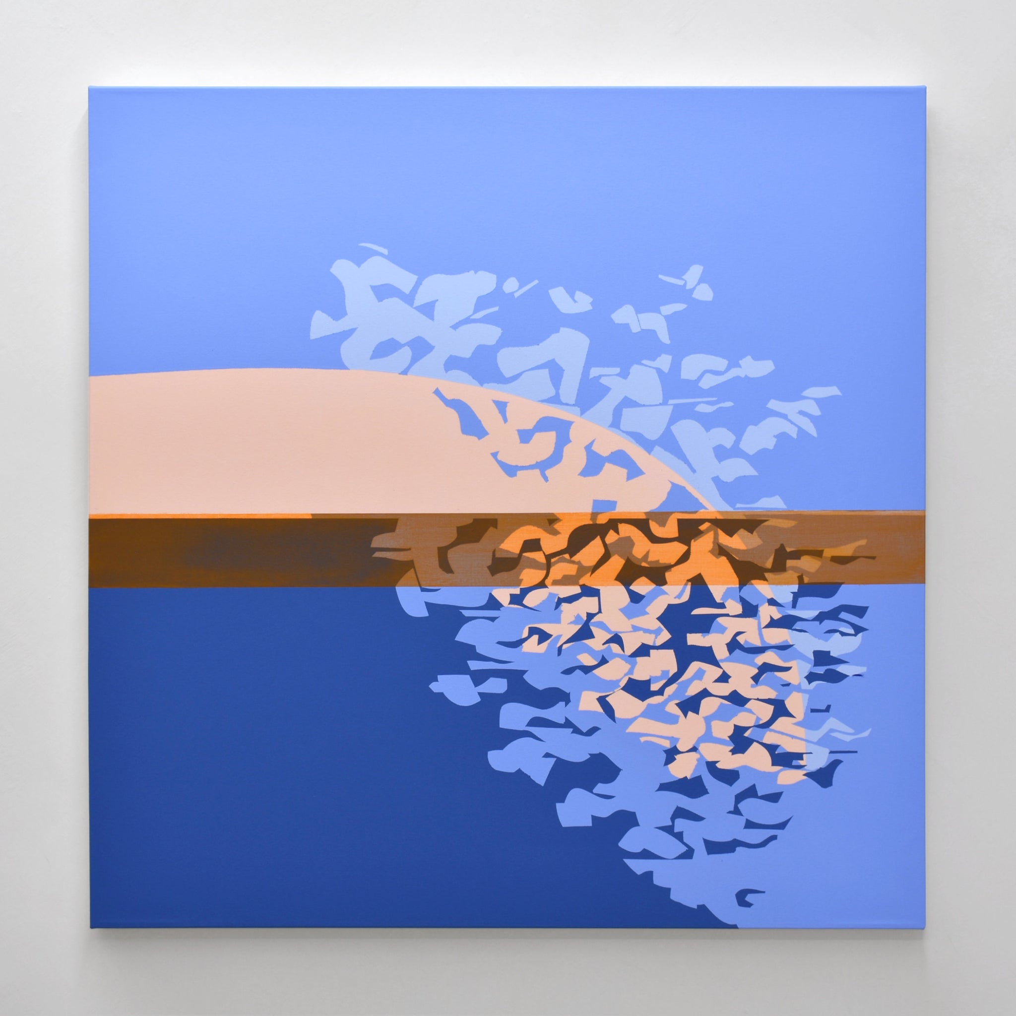 Grand tableau abstrait de Philippe Poullaouec-Gonidec, présenté à la galerie Champagne & Paradis. Le mouvement d’une vague sur fond bleu avec une ligne d’horizon orangé.
