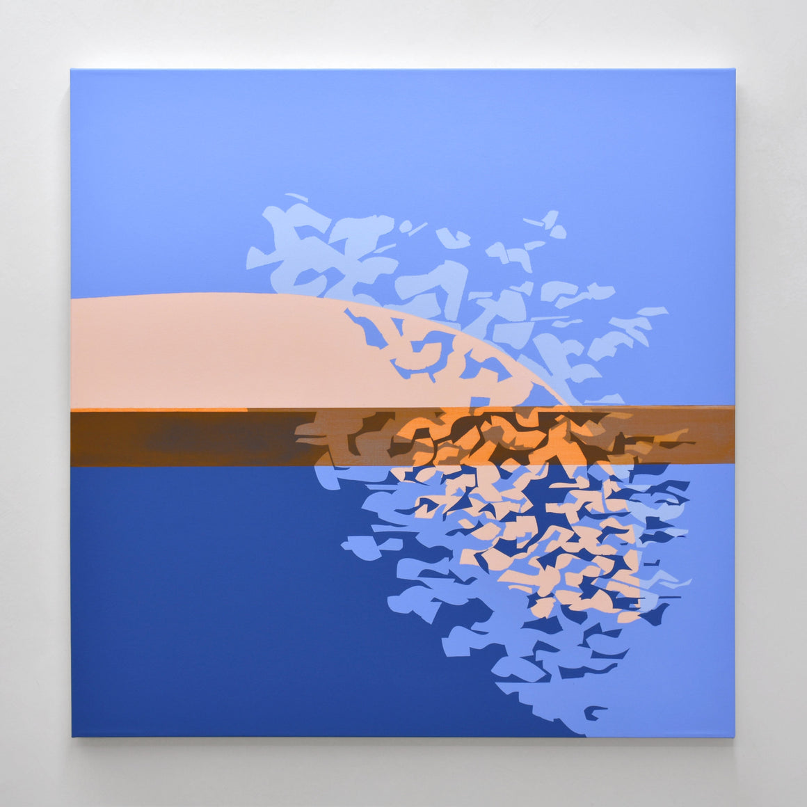 Grand tableau abstrait de Philippe Poullaouec-Gonidec, présenté à la galerie Champagne & Paradis. Le mouvement d’une vague sur fond bleu avec une ligne d’horizon orangé.