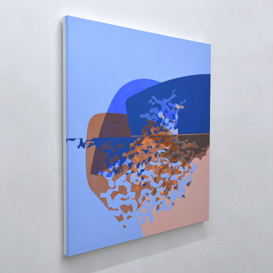 Grand format carré de Philippe Poullaouec-Gonidec de sa série Paysages fragiles, avec des formes abstraites de couleur bleu et orangé sur fond bleu pâle.