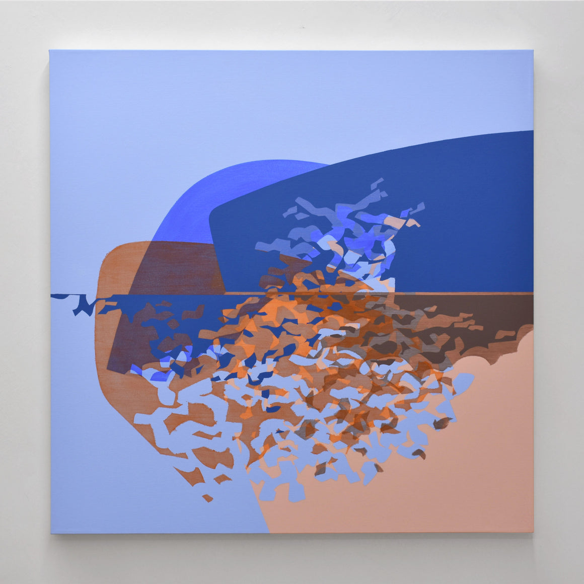 Grand format carré de Philippe Poullaouec-Gonidec de sa série Paysages fragiles, avec des formes abstraites de couleur bleu et orangé sur fond bleu pâle.