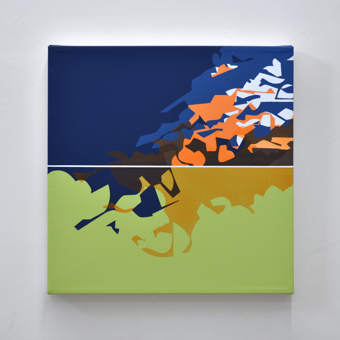 Un tableau minimaliste par le peintre Philippe Poullaouec-Gonidec, inspiré par nos paysages maritimes. Un ciel bleu foncé surplombe une montagne colorée sur une mer verte.