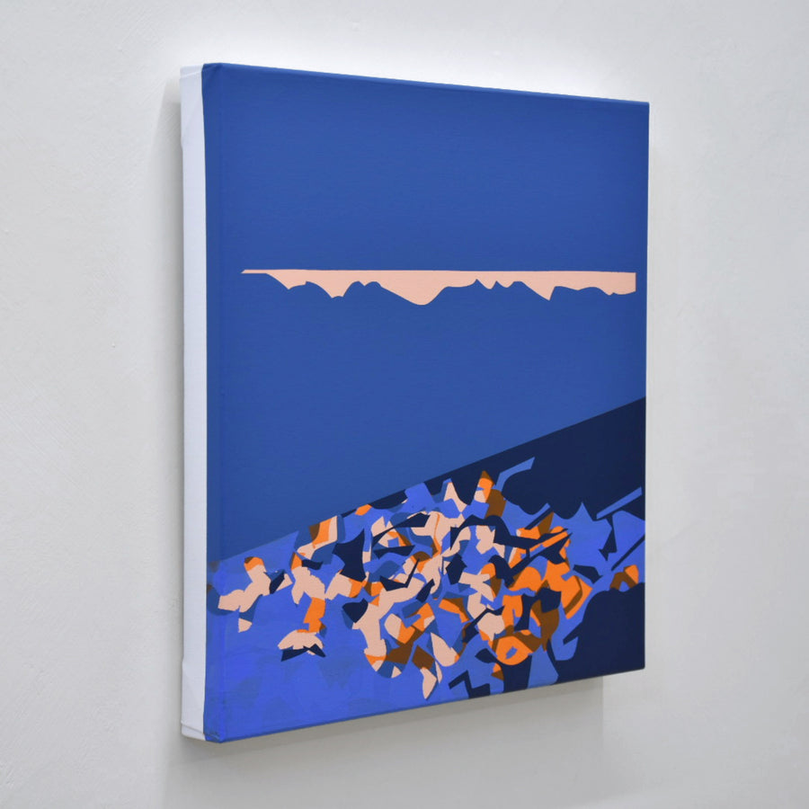 Paysage bleu minimaliste de l’artiste peintre Philippe Poullaouec-Gonidec, avec un rivage en avant-plan et une éclaircie dans le ciel.
