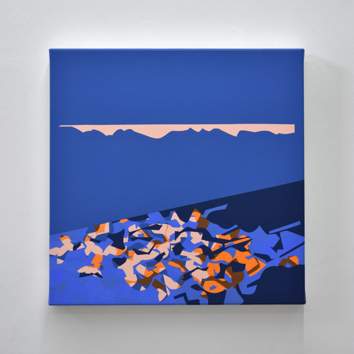 Paysage bleu minimaliste de l’artiste peintre Philippe Poullaouec-Gonidec, avec un rivage en avant-plan et une éclaircie dans le ciel.