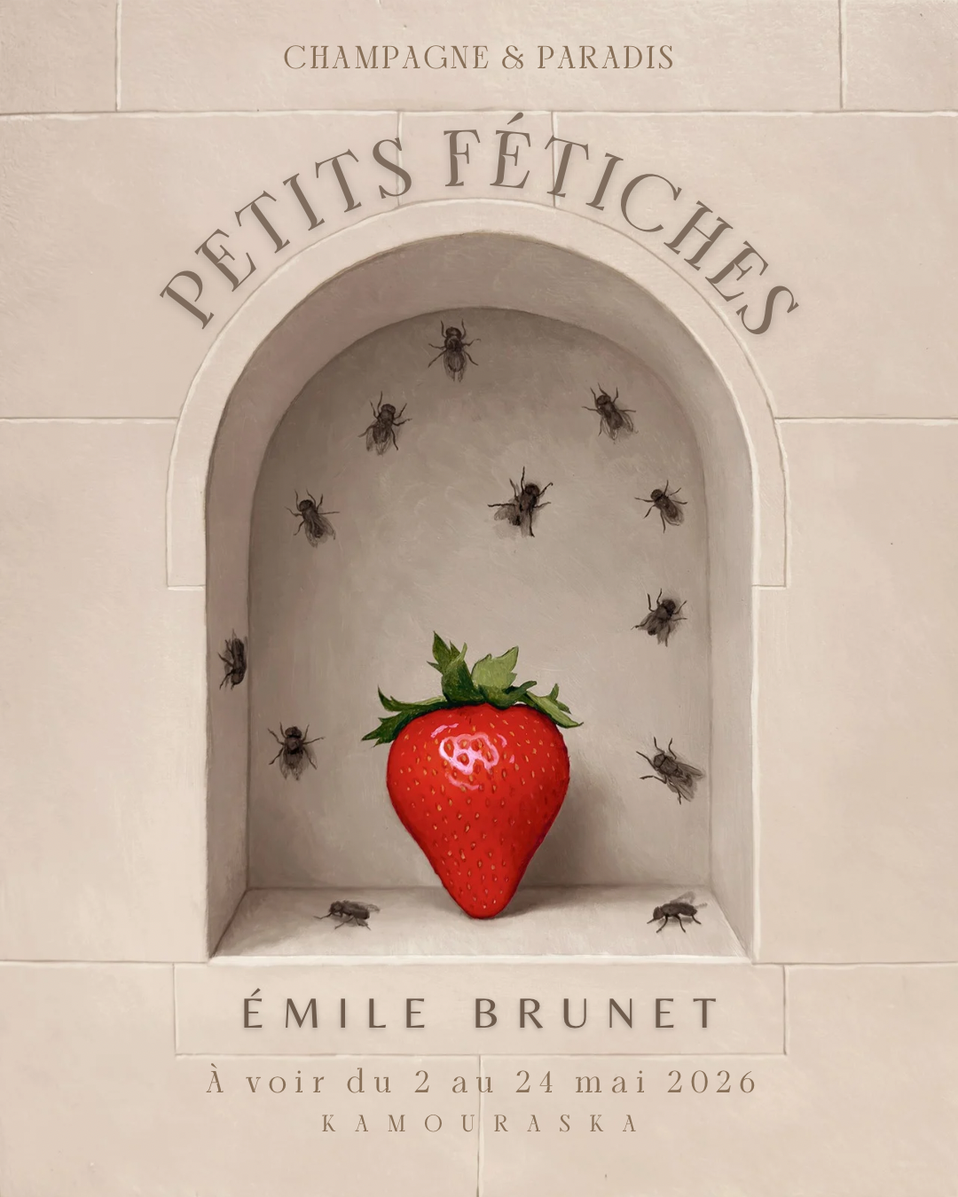 Visuel de l’exposition solo « Petits fétiches » d’Émile Brunet, à voir à Kamouraska jusqu’au 24 mai. Une fraise et des mouches sur un mur de pierre.