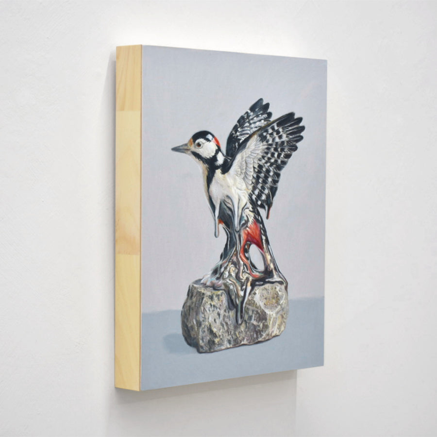 Dessin réalisé aux crayons de couleur par Pierre Durette et présenté dans le cadre de son exposition « Marécage ». Un pic mineur en porcelaine sur une pierre.