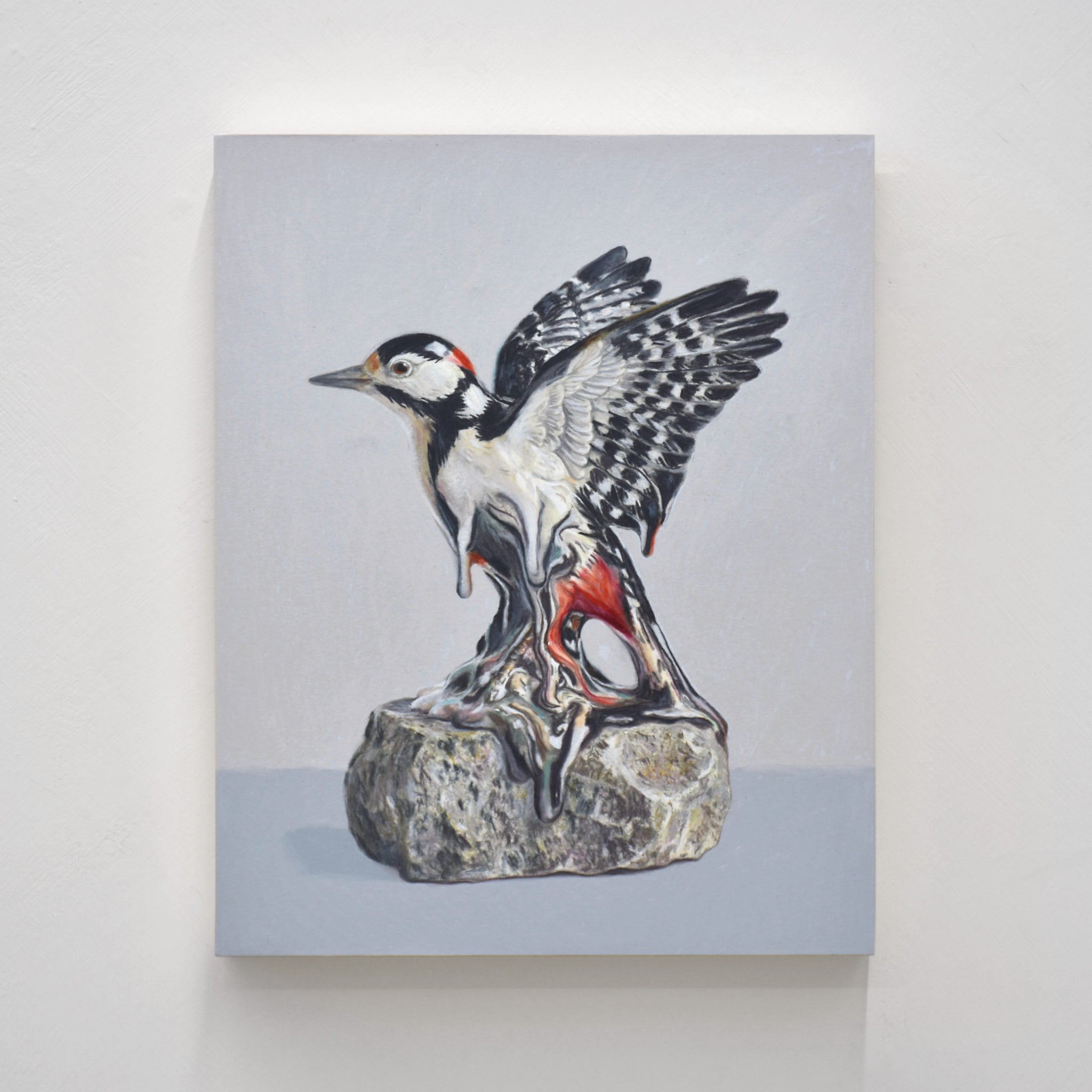 Dessin réalisé aux crayons de couleur par Pierre Durette et présenté dans le cadre de son exposition « Marécage ». Un pic mineur en porcelaine sur une pierre.