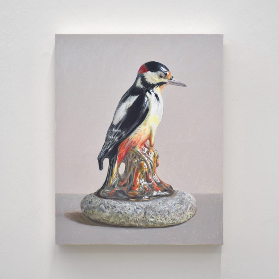 Dessin réalisé aux crayons de couleur par Pierre Durette et présenté dans le cadre de son exposition « Marécage ». Un pic mineur en porcelaine sur une pierre.