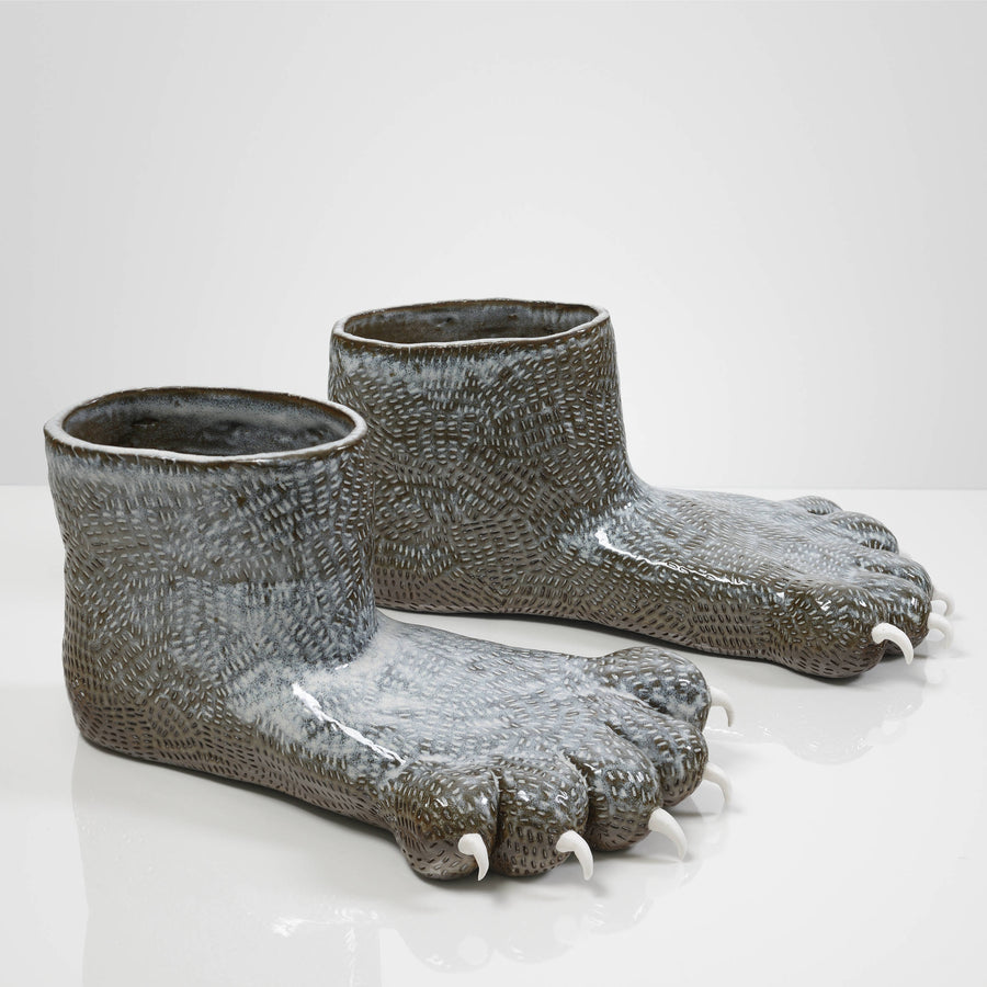Sculpture de pieds d’ours de Fanny Mesnard. Réalisées en céramique, les pattes sont comme prêtes à être enfilées. 