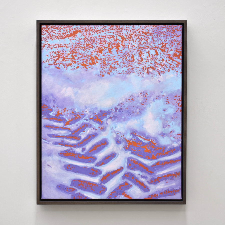 Pneu de Fendt, par Josiane Lanthier. Acrylique sur toile, 17” x 21” avec cadre en frêne, 2025. Traces de pneu de marque Fendt pour tracteur dans la terre. Composition bleu pâle et violet.