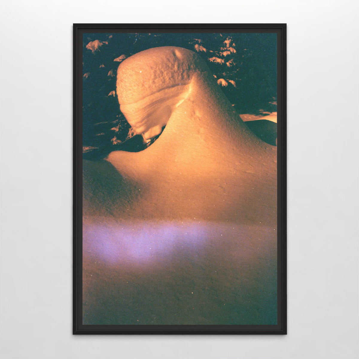 Portrait du fantôme d’hiver, par Éva-Maude TC. Photographie contemporaine sur pellicule 35 mm, format vertical de 24” x 36”. Forme humaine dans la neige, décor nocturne, lumière violette sur fond orangé.
