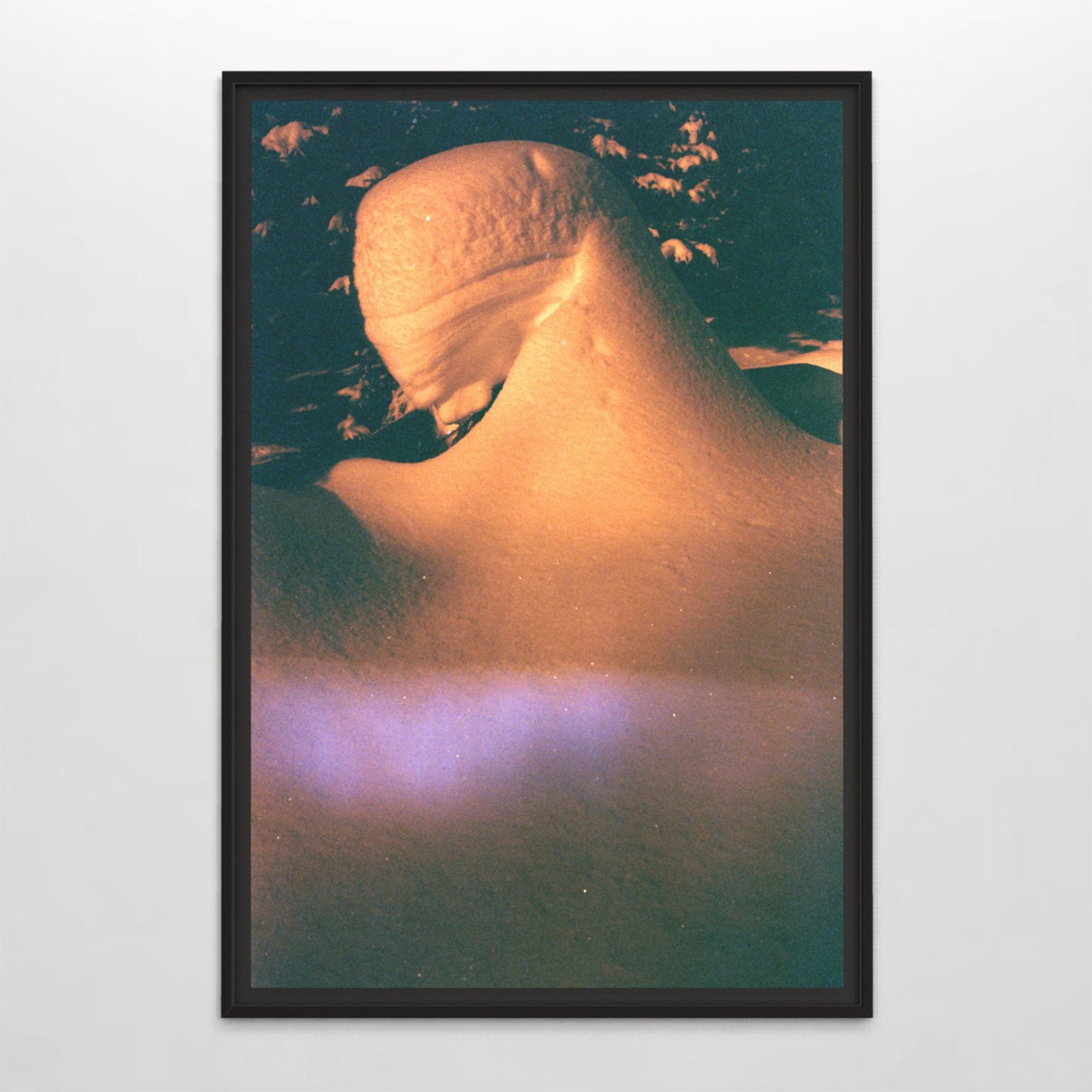 Portrait du fantôme d’hiver, par Éva-Maude TC. Photographie contemporaine sur pellicule 35 mm, format vertical de 24” x 36”. Forme humaine dans la neige, décor nocturne, lumière violette sur fond orangé.