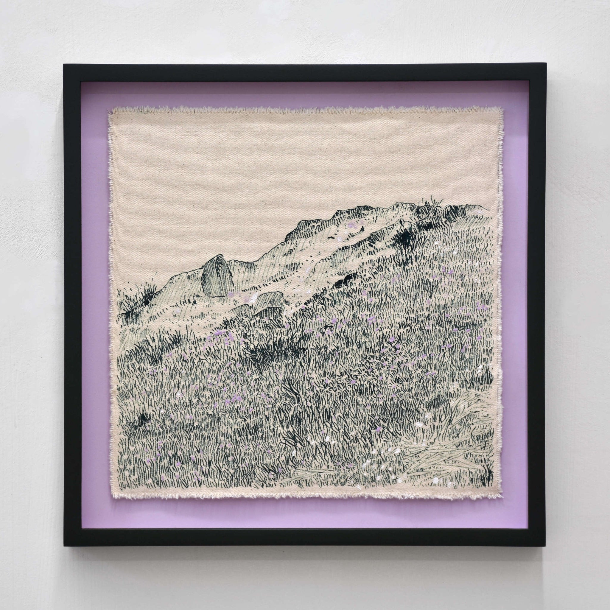 Portugal I de Karine Locatelli. Petit format carré, cadre vert foncé et fond lilas pâle. Composition de fleurs des champs sur formation de roche.