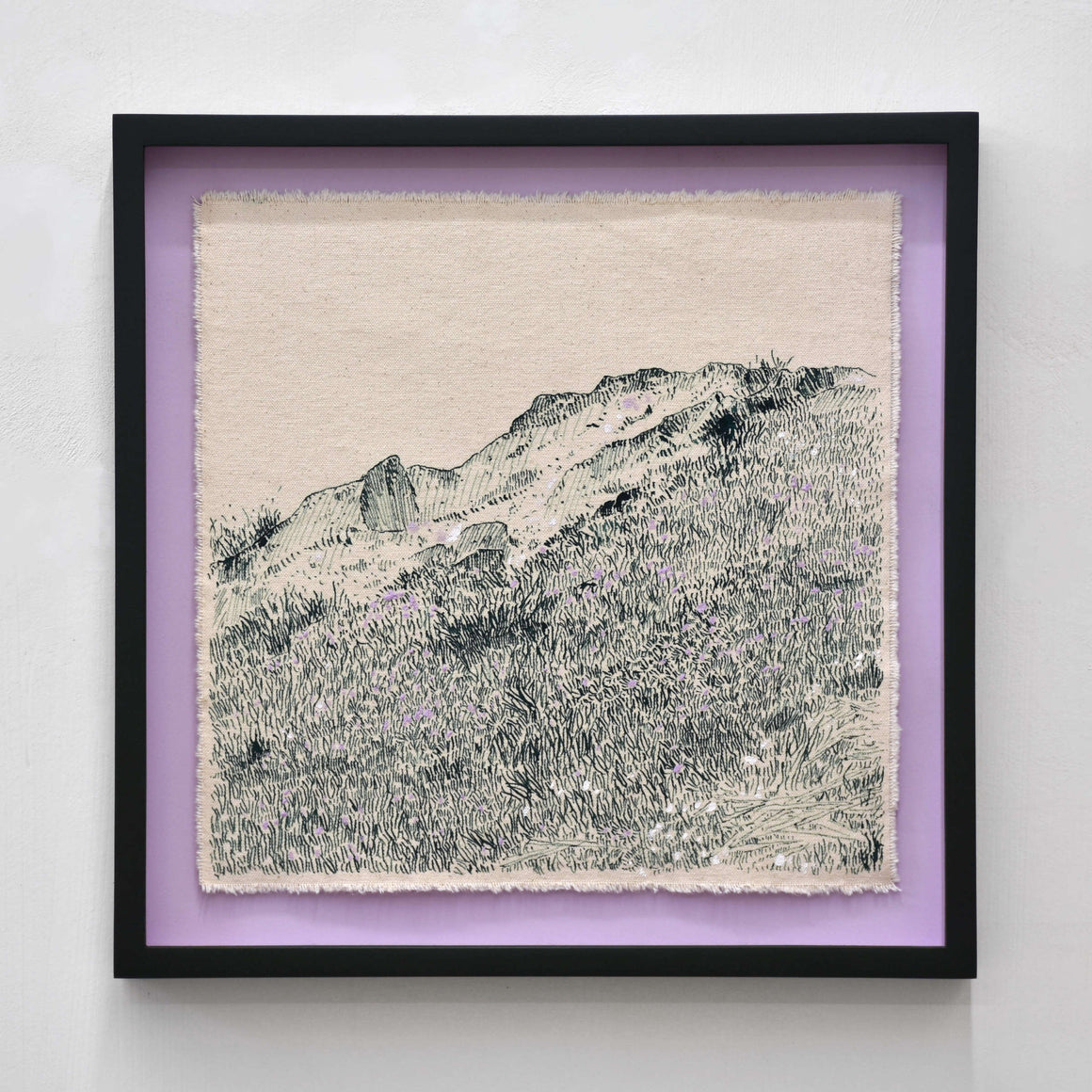 Portugal I de Karine Locatelli. Petit format carré, cadre vert foncé et fond lilas pâle. Composition de fleurs des champs sur formation de roche.