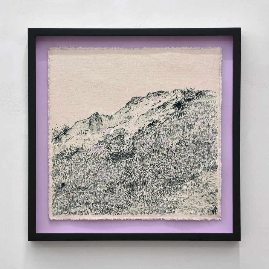 Portugal I de Karine Locatelli. Petit format carré, cadre vert foncé et fond lilas pâle. Composition de fleurs des champs sur formation de roche.