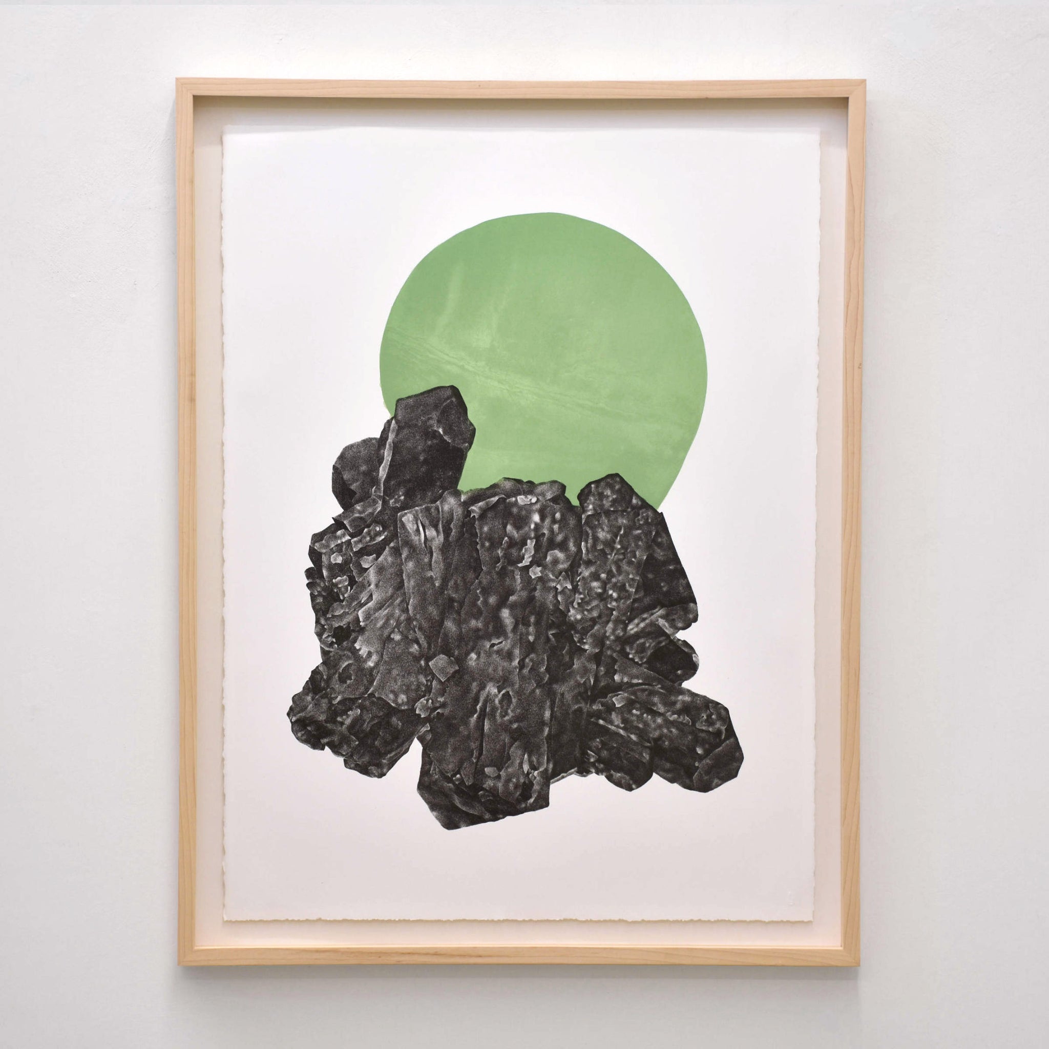 Préhnite et épidote, par Julie Bellavance. Dessin réalisé sur pierre puis imprimé sur papier BFK Rives blanc. Cadre en érable. Boule verte sur épidote.